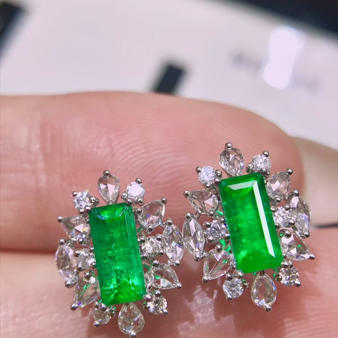 14k Gold 1.78 Ctw Vivid Green Natural Emerald & Diamond Earrings: Ref:231106208 // gold content:14k gold // main gemstone:emerald // shape:rectangle // carat weight:1. 1ct // color:vivid green // treatment:natural // // adjacent gemstone 2 : diamond // shape:multipl