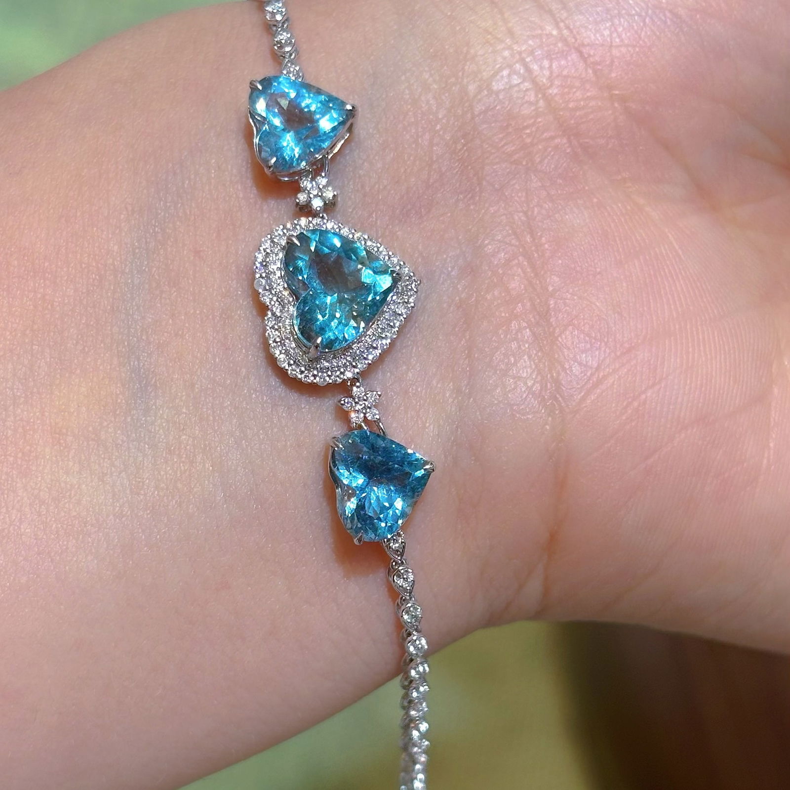 14k Gold 5.01 Ct Natural Aquamarine & Diamond Bracelet: Ref:231106226 // gold content:14k gold // main gemstone:aquamarine // shape:heart // carat weight:5. 01ct // color:santa maria color // treatment:natural // // adjacent gemstone 2 : diamond //