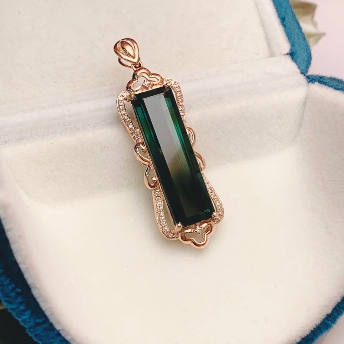14k Gold 8.70 Ct Natural Tourmaline & Diamond Pendant( Without Chain ): Ref:231106281 // gold content:14k gold // main gemstone:tourmaline // shape:octagonal // carat weight:8. 70ct // color:green // treatment:natural // // adjacent gemstone 2 : diamond // number of
