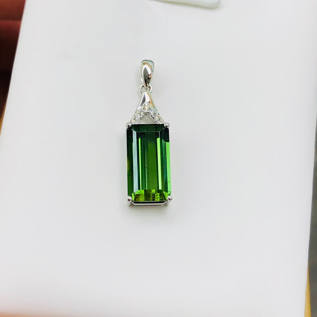 14k Gold 3.09 Ctw Natural Tourmaline & Diamond Pendant( Without Chain ): Ref:231106287 // gold content:14k gold // main gemstone:tourmaline // shape:octagonal // carat weight:3. 05ct // color:green // treatment:natural // // adjacent gemstone 2 : diamond // number of