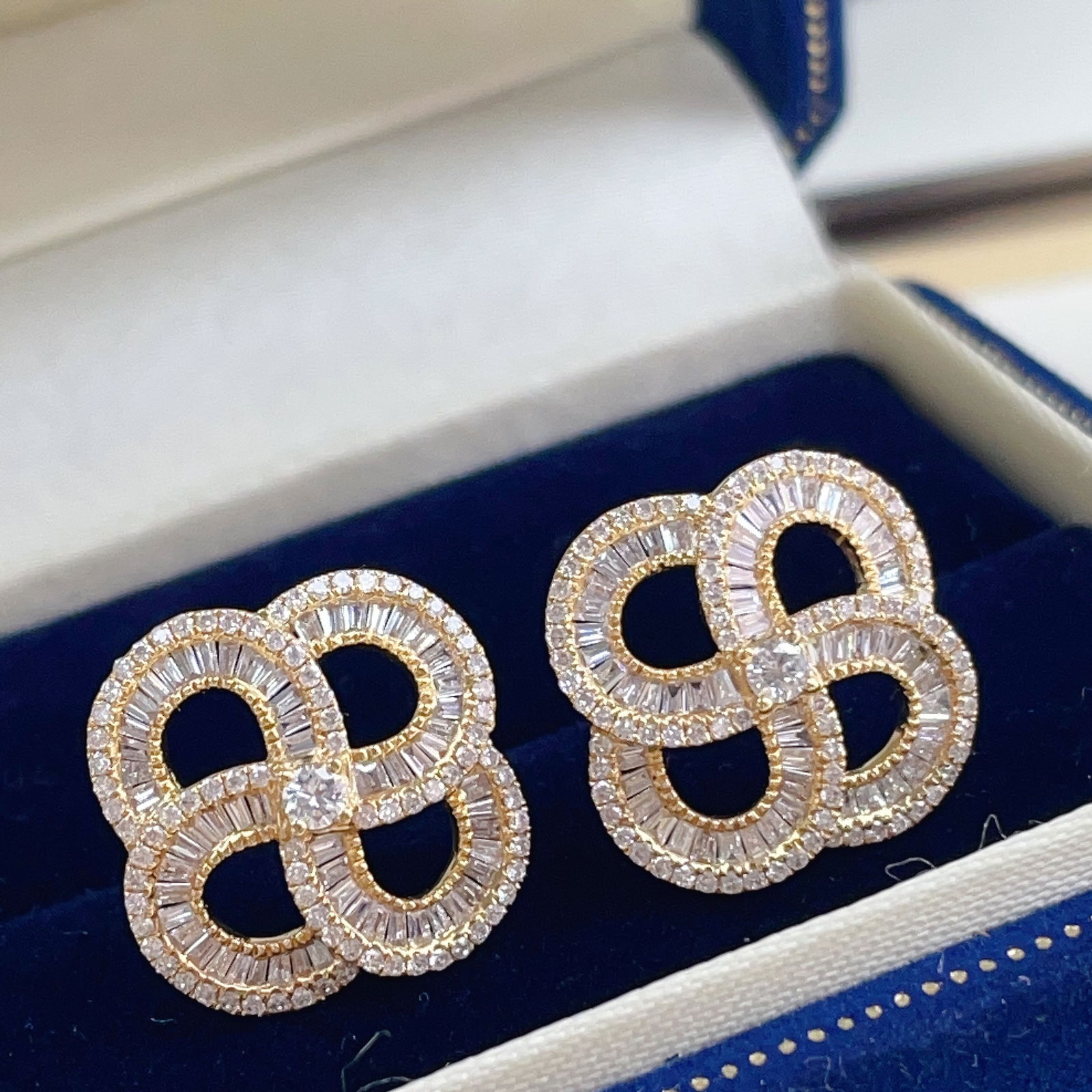 14k Gold 1.06 Ct Natural H Diamond Earrings: Ref:231106324 // gold content:14k gold // main gemstone:diamond // shape:multiple // carat weight:1. 06ct // clarity grade:vs-si // color:h // treatment:natural // Condition: New Low Estimate: 7300 H