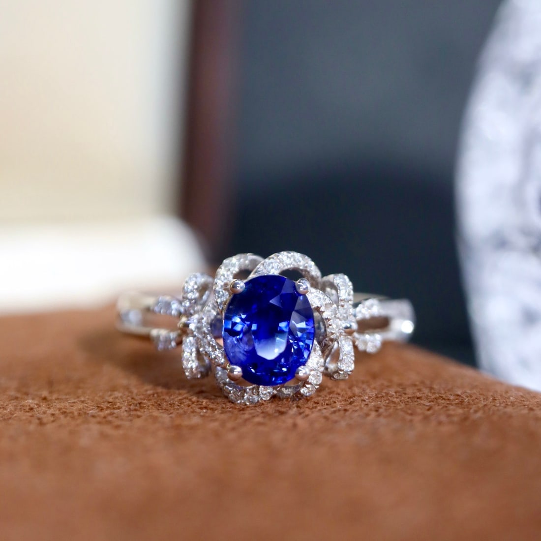 14k Gold 1.20 Ctw Vivid Blue Natural Sapphire & Diamond Ring: Ref:231106366 // gold content:14k gold // ring size:7. 25us // // main gemstone:sapphire // shape:oval // carat weight:1. 06ct // color:vivid blue // treatment:natural // // adjacent gemstone 2 :