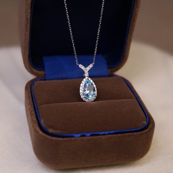 14k Gold 1.5 Ct Natural Aquamarine & Diamond Necklace: Ref:231106395 // gold content:14k gold // main gemstone:aquamarine // shape:pear // carat weight:1. 5ct // color:blue // treatment:natural // // adjacent gemstone 2 : diamond // shape:round //