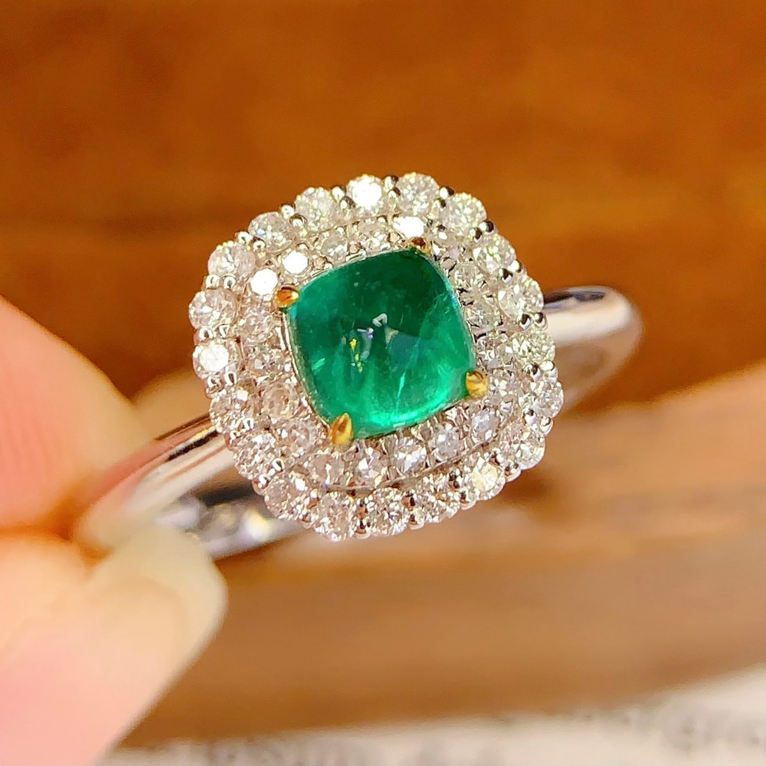 14k Gold 1 Ct Vivid Green Natural Emerald & Diamond Ring: Ref:231106400 // gold content:14k gold // ring size:7. 25us // // main gemstone:emerald // shape:sugar-loaf // carat weight:1ct // color:vivid green // treatment:natural // // adjacent gemstone 2