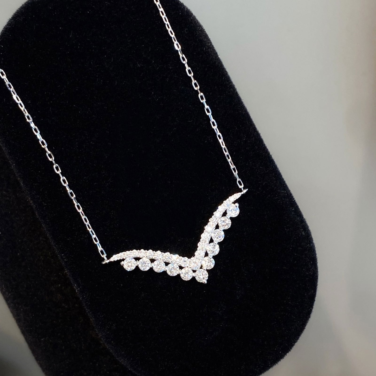 14k Gold 0.53 Ct Natural H Diamond Necklace: Ref:231106435 // gold content:14k gold // main gemstone:diamond // shape:round // carat weight:0. 53ct // clarity grade:vs-si // color:h // treatment:natural // cut grade:g // Low Estimate: