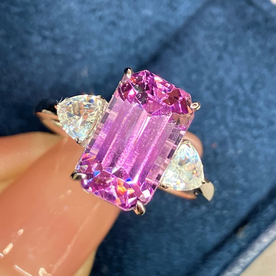 14k Gold 5.78 Ctw Natural Kunzite & Sapphire Ring: Ref:231115105 // gold content:14k gold // ring size:7. 25us // // main gemstone:kunzite // shape:octagonal // carat weight:5. 15ct // color:purple // treatment:natural // // adjacent gemstone 2 :