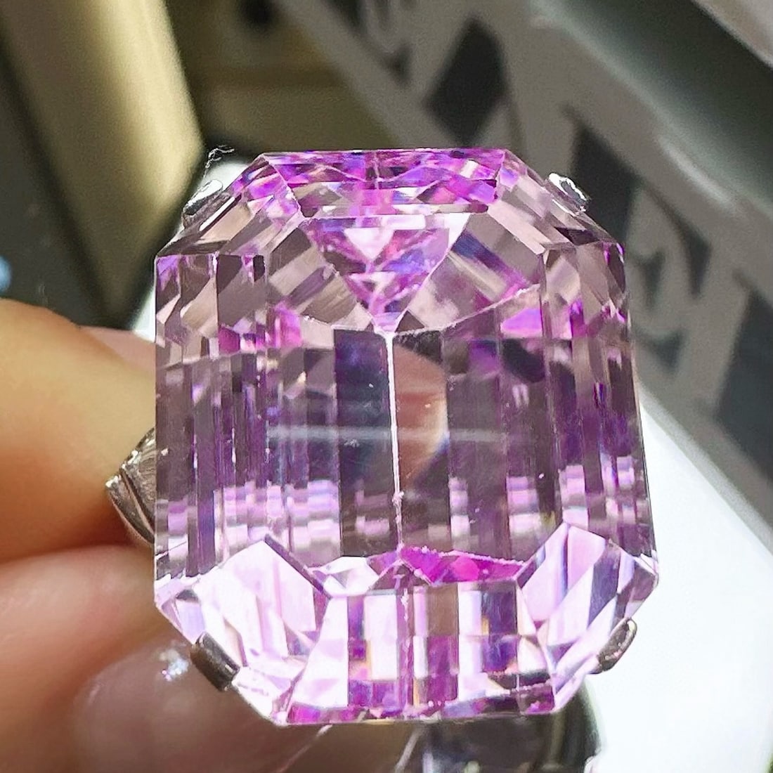 14k Gold 37.70 Ctw Natural Kunzite & Diamond Ring: Ref:231115157 // gold content:14k gold // ring size:7. 25us // // main gemstone:kunzite // shape:octagonal // carat weight:37. 22ct // color:purple // treatment:natural // // adjacent gemstone 2 :