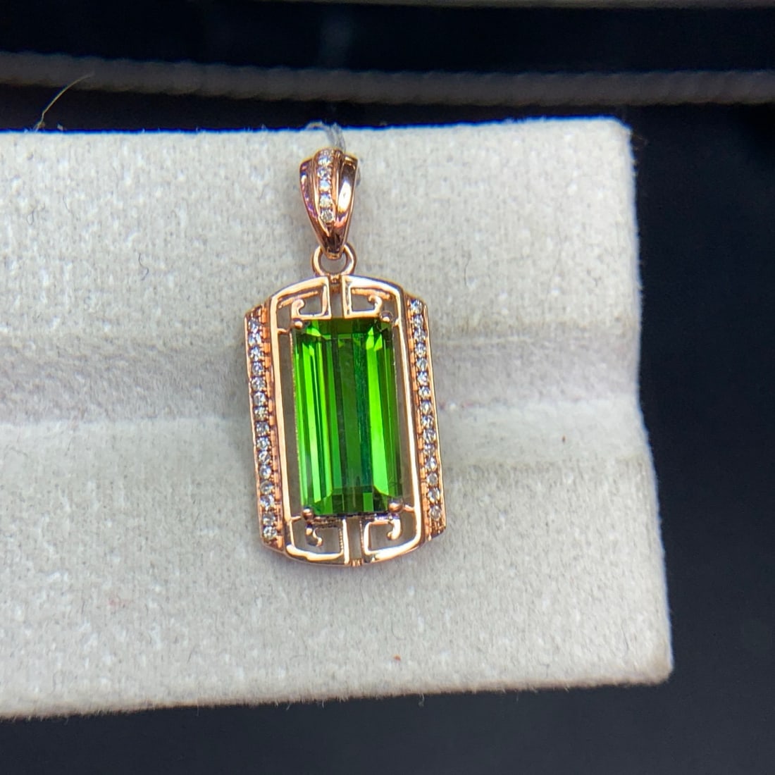14k Gold 2.5 Ct Natural Tourmaline & Diamond Pendant( Without Chain ): Ref:231115164 // gold content:14k gold // main gemstone:tourmaline // shape:octagonal // carat weight:2. 5ct // color:green // treatment:natural // // adjacent gemstone 2 : diamond // shape:round