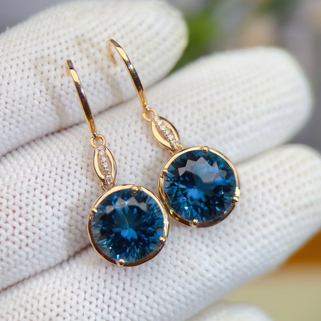 14k Gold 11.03 Ctw Natural Topaz & Diamond Earrings: Ref:231115204 // gold content:14k gold // main gemstone:topaz // shape:round // carat weight:11ct // color:blue // treatment:natural // cut grade:g // // adjacent gemstone 2 : diamond // number of sto