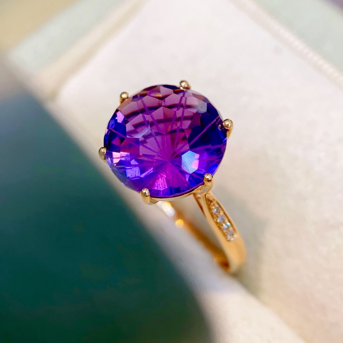 14k Gold 5.45 Ctw Natural Amethyst & Diamond Ring: Ref:231115224 // gold content:14k gold // ring size:7. 25us // // main gemstone:amethyst // shape:round // carat weight:5. 42ct // color:purple // treatment:natural // cut grade:g // // adjacent gemst