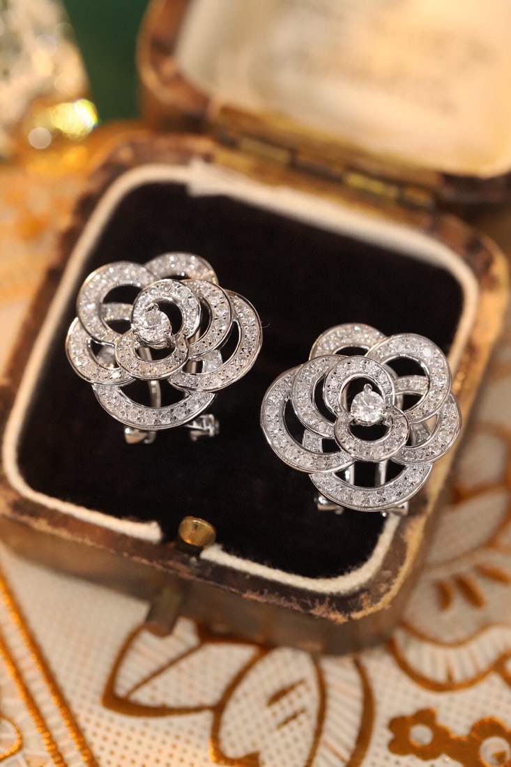 14k Gold 0.9 Ct Natural H Diamond Earrings: Ref:231115246 // gold content:14k gold // main gemstone:diamond // shape:round // carat weight:0. 9ct // clarity grade:vs-si // color:h // treatment:natural // cut grade:g // Condition: New Low Estim