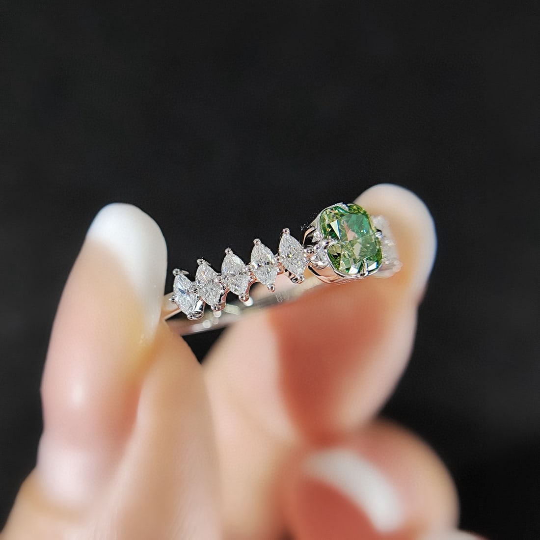 14k Gold 0.90 Ctw Natural Green Diamond & Diamond Ring - 2