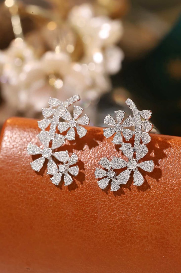 14k Gold 0.6 Ct Natural H Diamond Earrings: Ref:231115249 // gold content:14k gold // main gemstone:diamond // shape:round // carat weight:0. 6ct // clarity grade:vs-si // color:h // treatment:natural // cut grade:g // Condition: NewLow