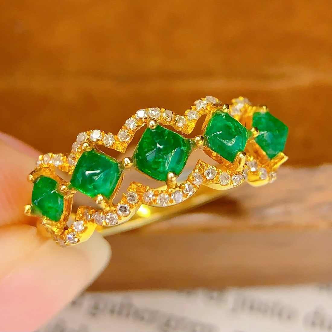 14k Gold 1.4 Ct Vivid Green Natural Emerald & Diamond Ring: Ref:231116050 // gold content:14k gold // ring size:7. 25us // // main gemstone:emerald // shape:sugar-loaf // carat weight:1. 4ct // color:vivid green // treatment:natural // // adjacent gemstone