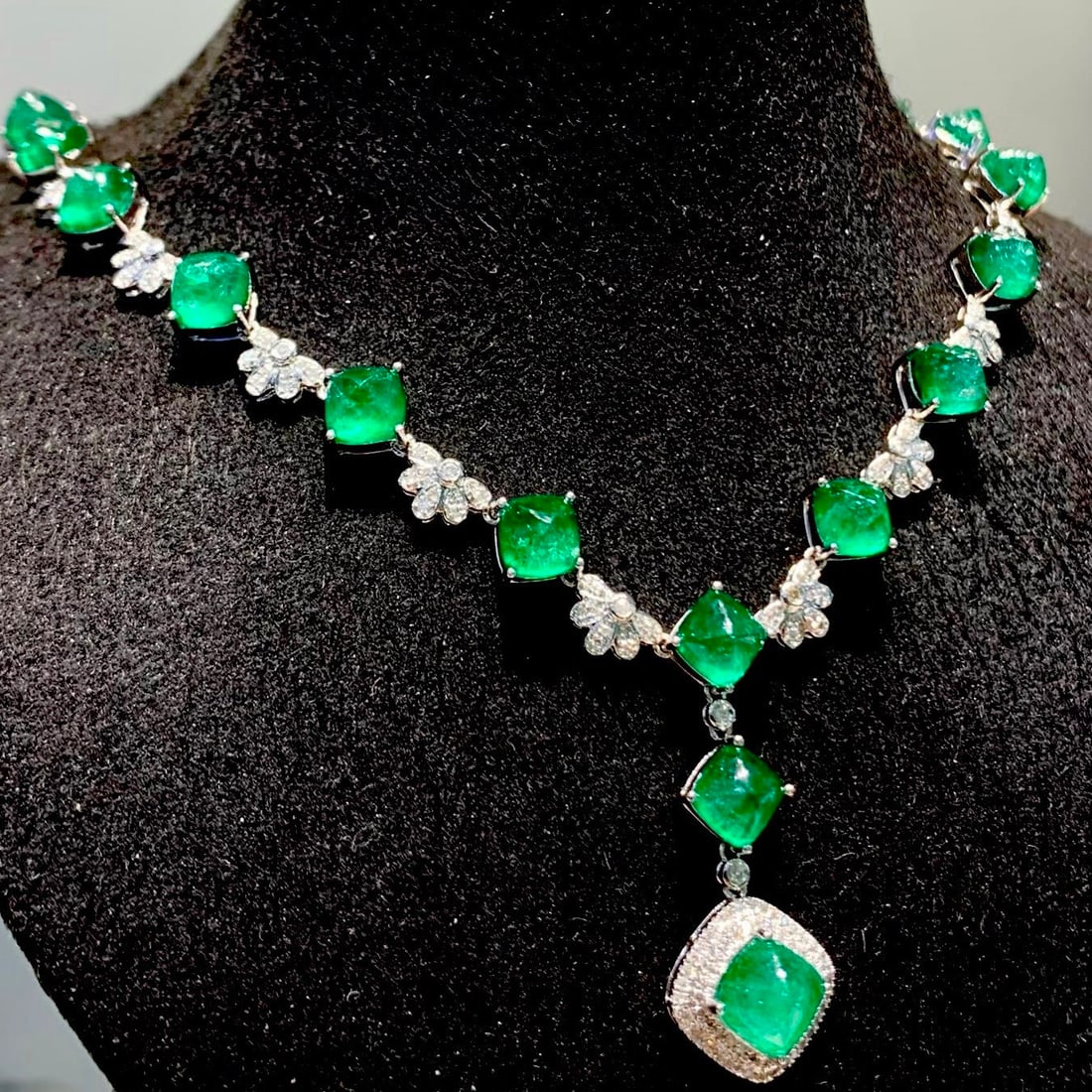 14k Gold 12.5 Ct Vivid Green Natural Emerald & Diamond Necklace - 2
