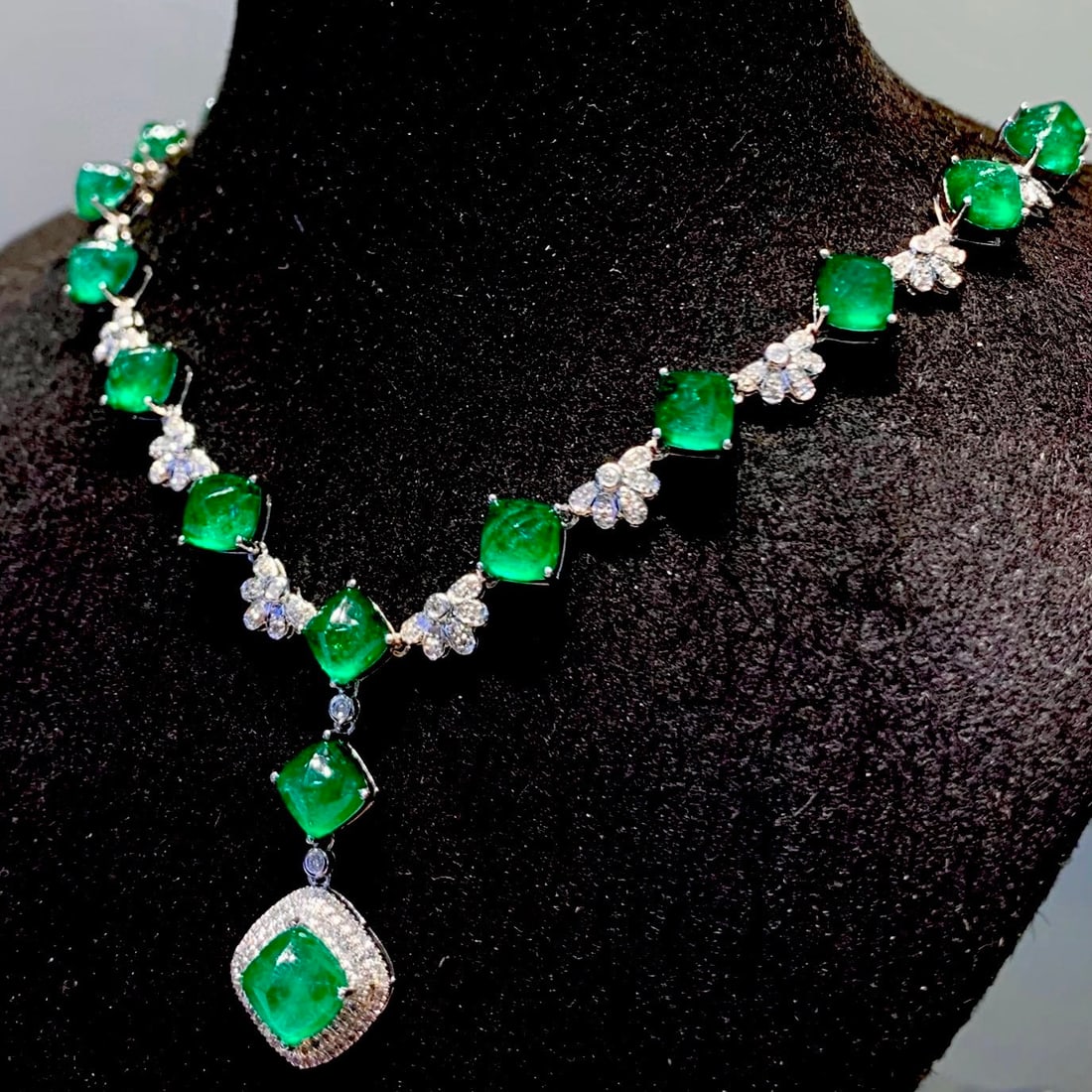 14k Gold 12.5 Ct Vivid Green Natural Emerald & Diamond Necklace - 3