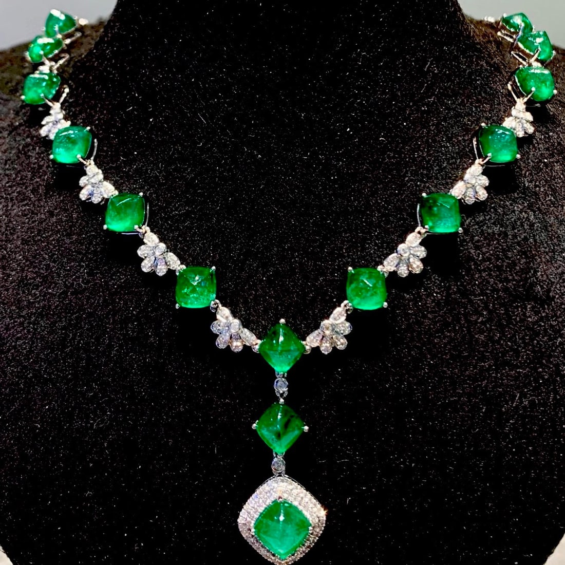 14k Gold 12.5 Ct Vivid Green Natural Emerald & Diamond Necklace - 4