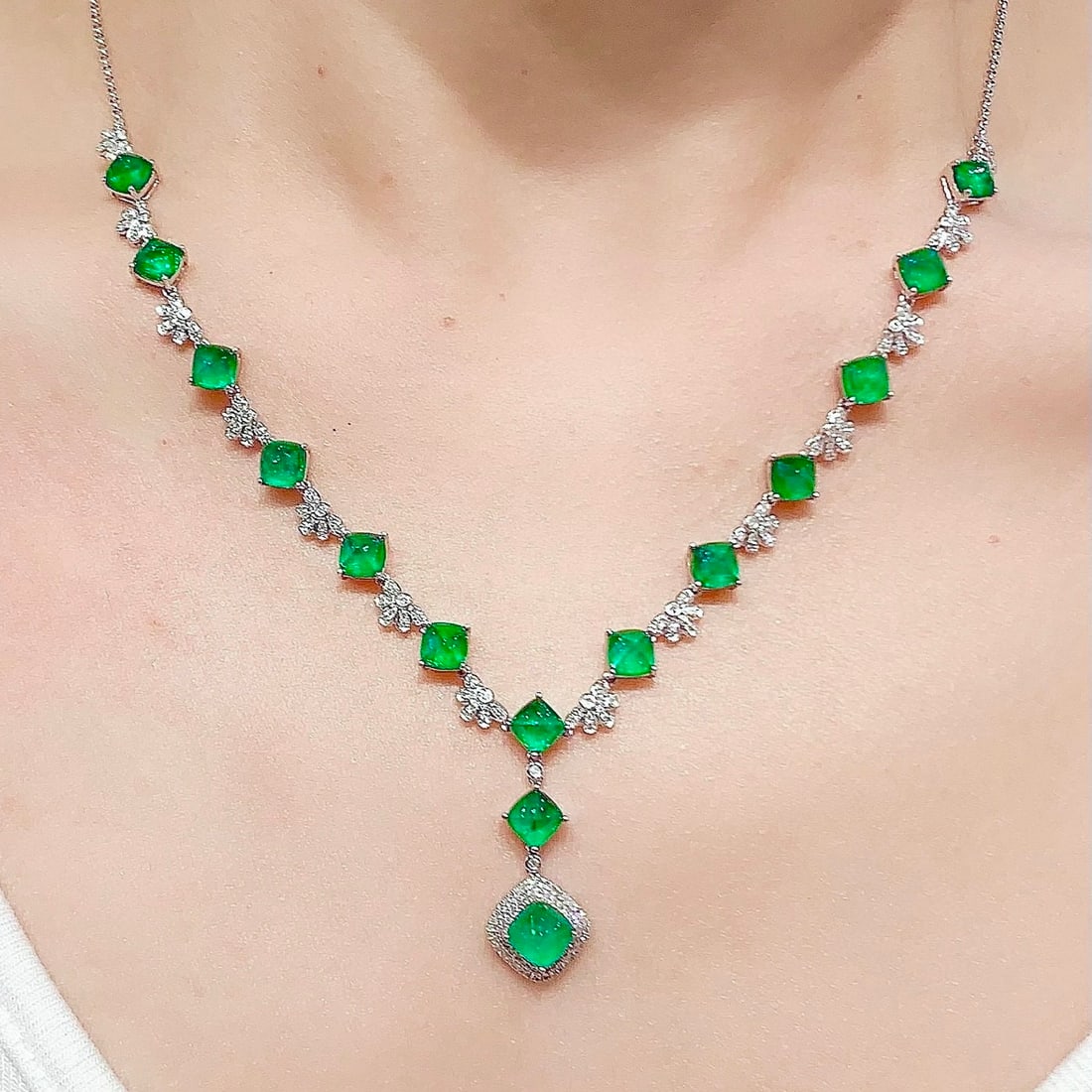 14k Gold 12.5 Ct Vivid Green Natural Emerald & Diamond Necklace - 6