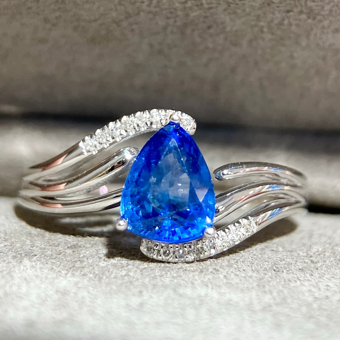 14k Gold 1.42 Ct Natural Sapphire & Diamond Ring: Ref:231116060 // gold content:14k gold // ring size:7. 25us // // main gemstone:sapphire // shape:pear // carat weight:1. 42ct // color:blue // treatment:natural // // adjacent gemstone 2 :