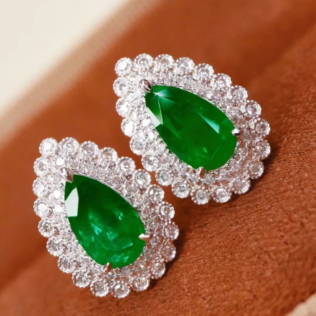 14k Gold 1.26 Ctw Vivid Green Natural Emerald & Diamond Earrings: Ref:231116093 // gold content:14k gold // main gemstone:emerald // shape:pear // carat weight:1. 00ct // color:vivid green // treatment:natural // // adjacent gemstone 2 : diamond // shape:round // ca
