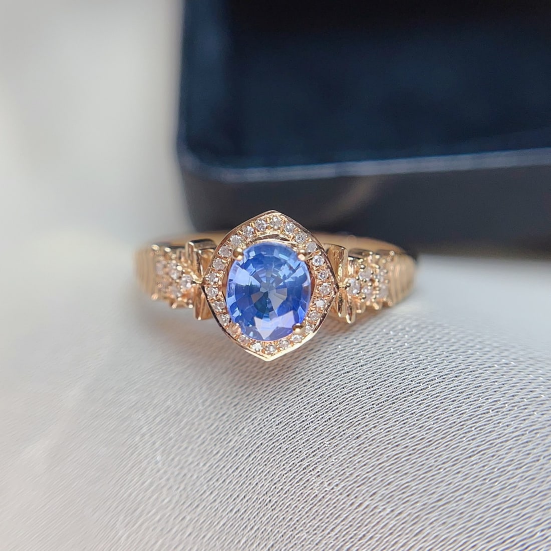 14k Gold 1.00 Ct Natural Sapphire & Diamond Ring: Ref:231116115 // gold content:14k gold // ring size:7. 25us // // main gemstone:sapphire // shape:oval // carat weight:1. 00ct // color:blue // treatment:natural // // adjacent gemstone 2 : diamond //