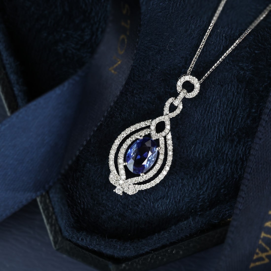 14k Gold 1.05 Ctw Natural Sapphire & Diamond Necklace: Ref:231116130 // gold content:14k gold // main gemstone:sapphire // shape:oval // carat weight:0. 82ct // color:blue // treatment:natural // // adjacent gemstone 2 : diamond // shape:round // carat