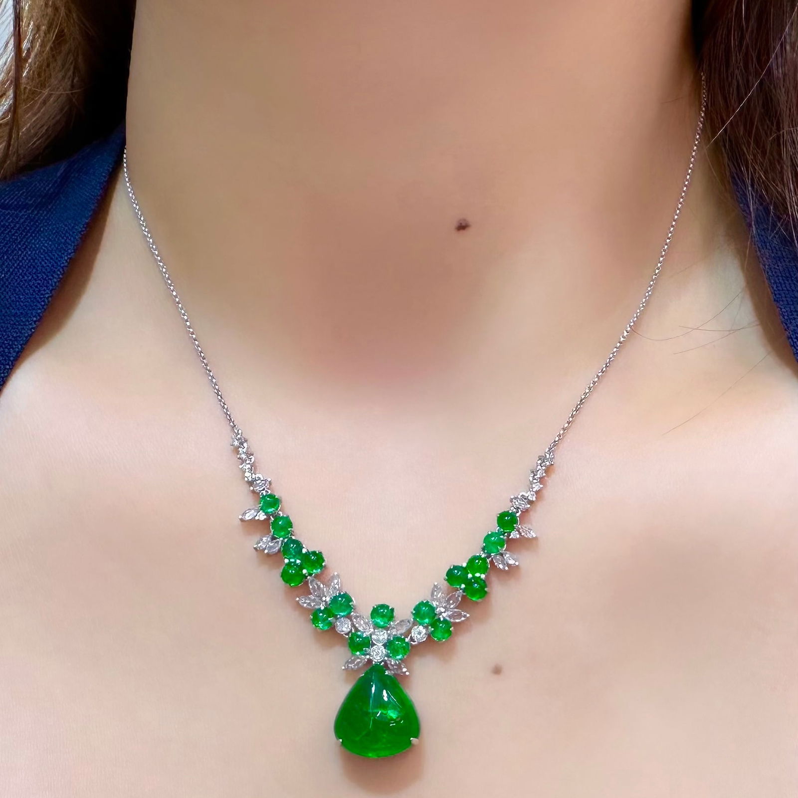 14k Gold 13.40 Ctw Vivid Green Natural Emerald & Diamond Necklace - 4