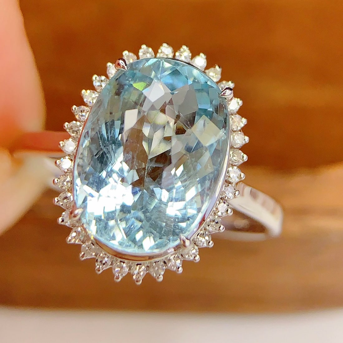 14k Gold 5.22 Ct Natural Aquamarine & Diamond Ring: Ref:231116137 // gold content:14k gold // ring size:7. 25us // // main gemstone:aquamarine // shape:oval // carat weight:5. 22ct // color:blue // treatment:natural // // adjacent gemstone 2 :