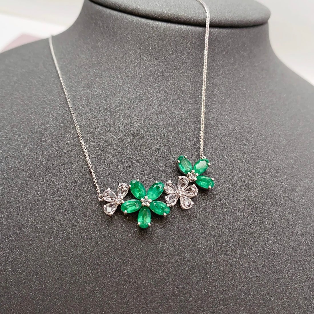 14k Gold 2.80 Ct Natural Emerald & Sapphire Necklace: Ref:231116139 // gold content:14k gold // main gemstone:emerald // shape:oval // carat weight:2. 80ct // color:green // treatment:natural // // adjacent gemstone 2 : sapphire // number of stones:12