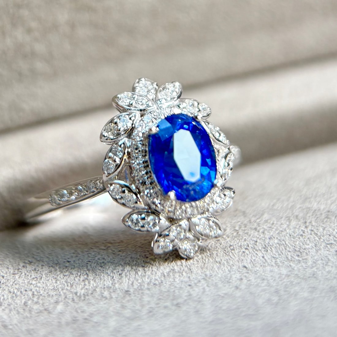 14k Gold 1.69 Ctw Vivid Blue Natural Sapphire & Diamond Ring - 3