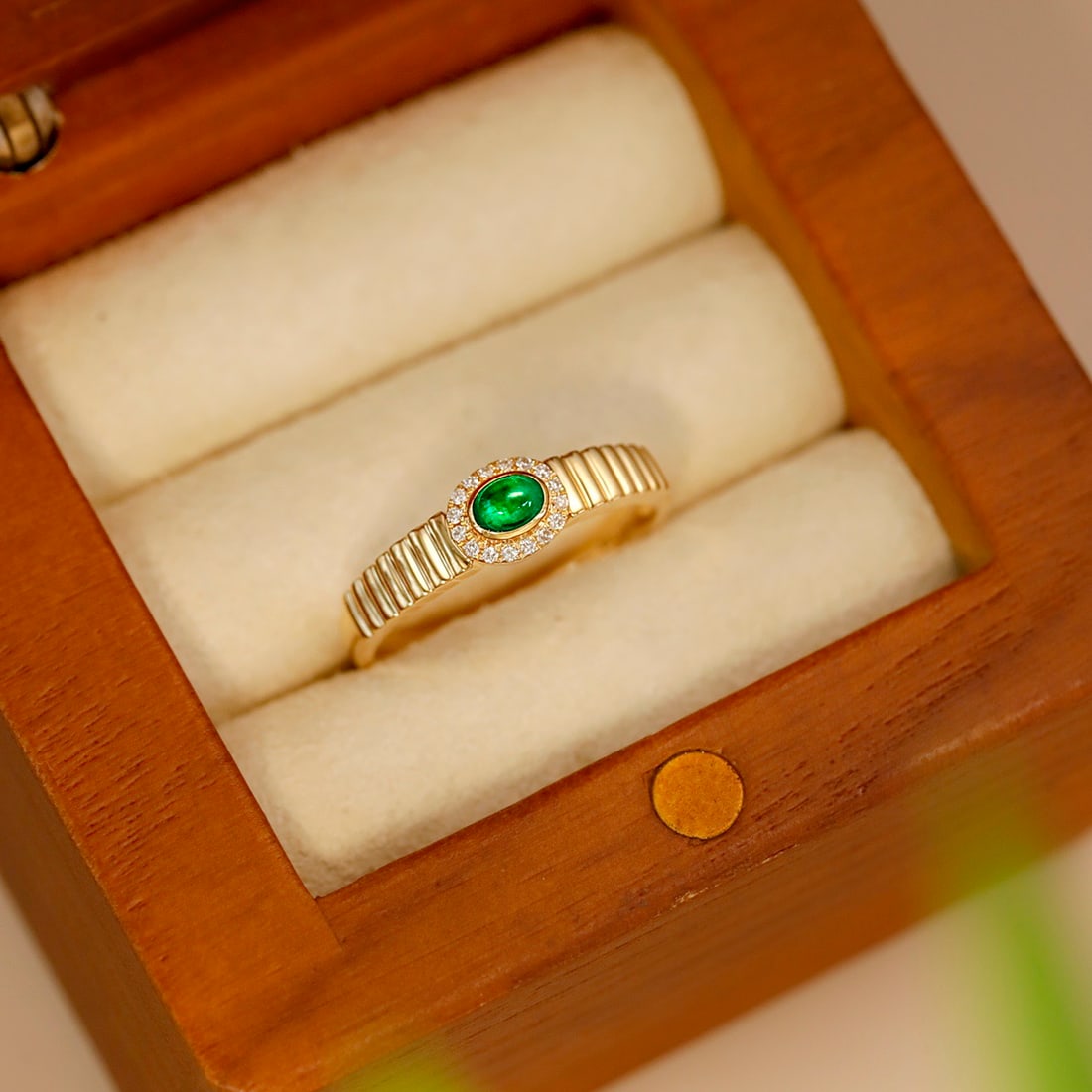 14k Gold 0.20 Ctw Vivid Green Natural Emerald & Diamond Ring: Ref:231116153 // gold content:14k gold // ring size:7. 25us // // main gemstone:emerald // shape:oval // carat weight:0. 15ct // color:vivid green // treatment:natural // // adjacent gemstone 2 :