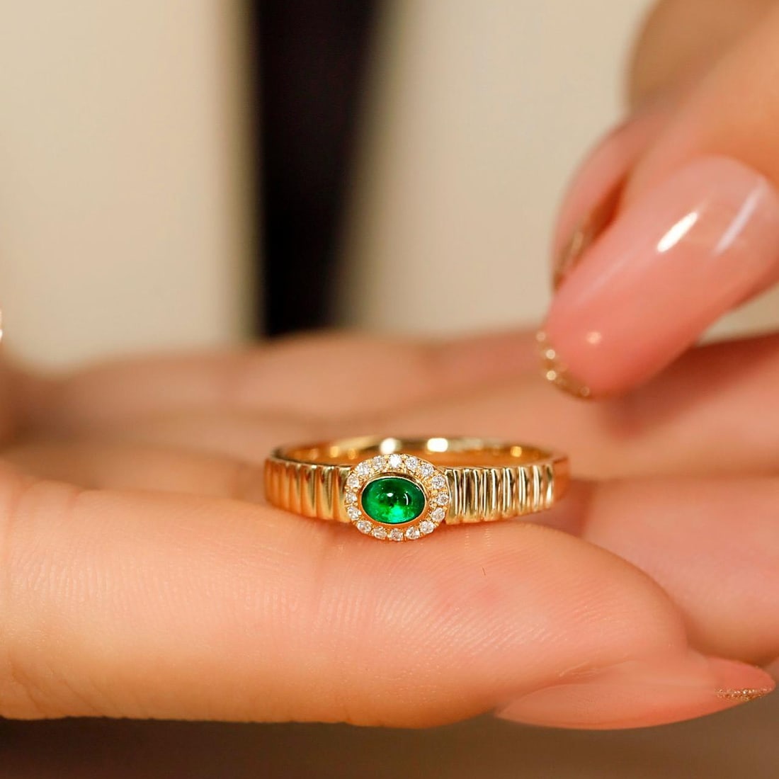 14k Gold 0.20 Ctw Vivid Green Natural Emerald & Diamond Ring - 2