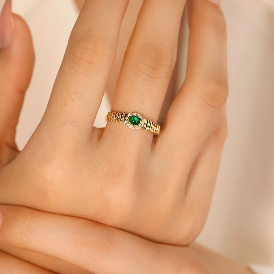 14k Gold 0.20 Ctw Vivid Green Natural Emerald & Diamond Ring - 3