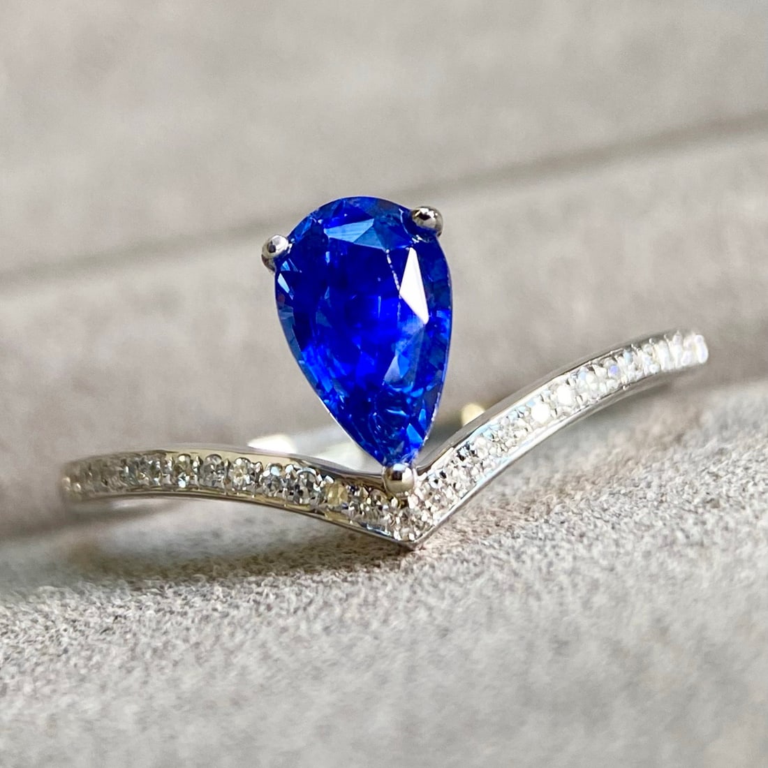 14k Gold 1.09 Ctw Vivid Blue Natural Sapphire & Diamond Ring - 2