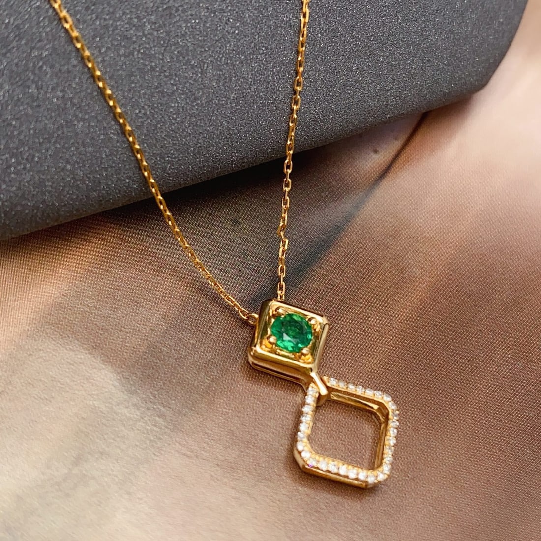 14k Gold 0.23 Ct Vivid Green Natural Emerald & Diamond Necklace - 4