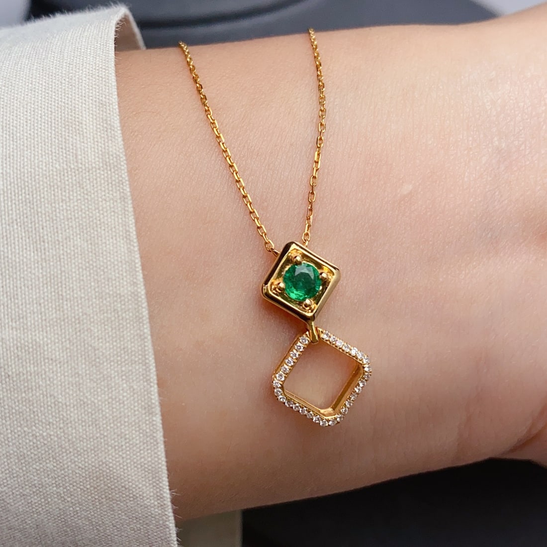 14k Gold 0.23 Ct Vivid Green Natural Emerald & Diamond Necklace - 5