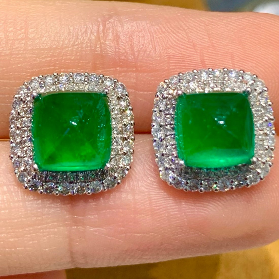 14k Gold 5.2 Ct Vivid Green Natural Emerald & Diamond Earrings: Ref:231116175 // gold content:14k gold // main gemstone:emerald // shape:sugar-loaf // carat weight:5. 2ct // color:vivid green // treatment:natural // // adjacent gemstone 2 : diamond // shape:round