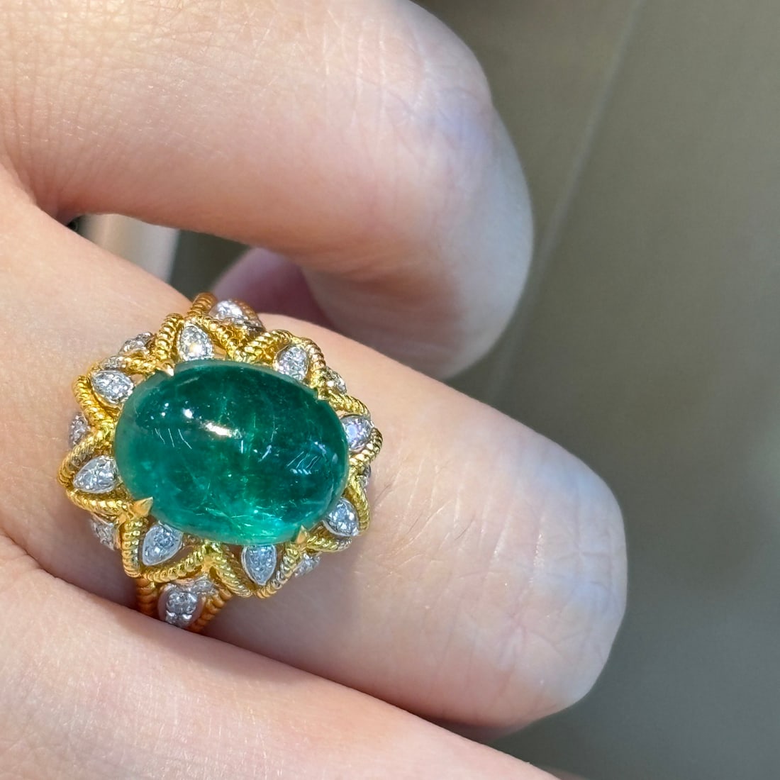 14k Gold 4.5 Ct Natural Emerald & Diamond Ring - 7