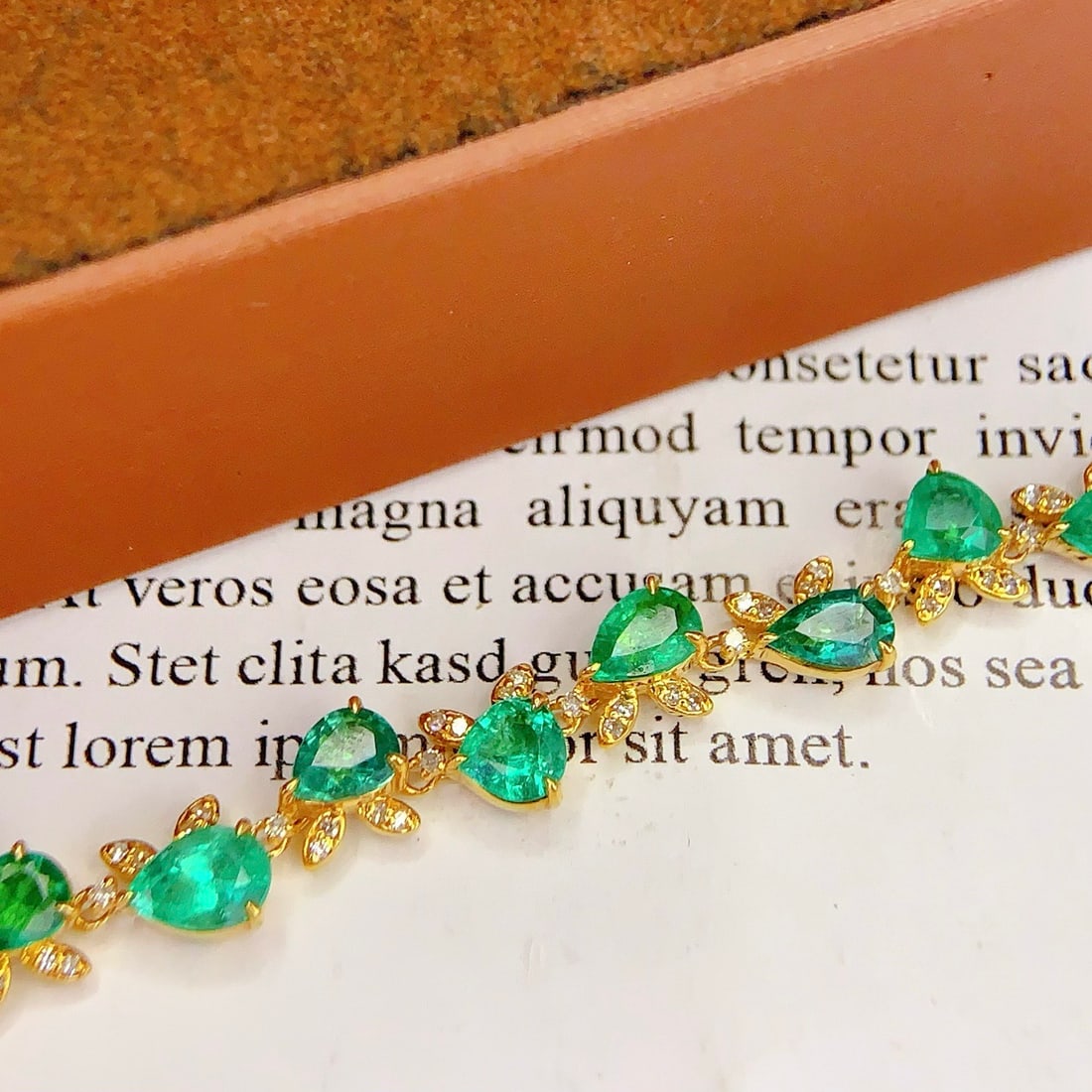 14k Gold 8.8 Ct Natural Emerald & Diamond Bracelet: Ref:231116202 // gold content:14k gold // main gemstone:emerald // shape:pear // carat weight:8. 8ct // color:green // treatment:natural // // adjacent gemstone 2 : diamond // number of stones:112