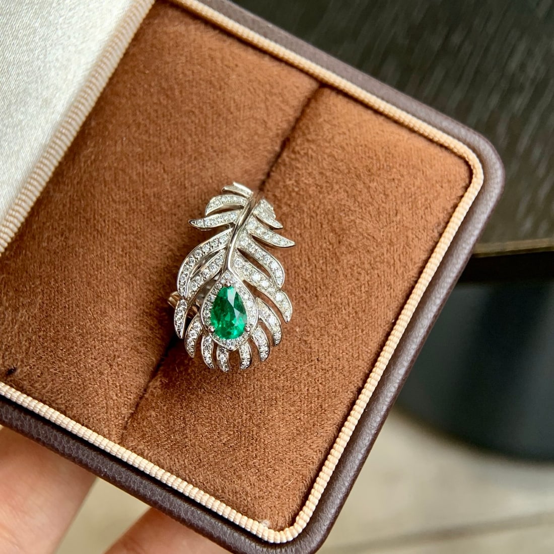 14k Gold 0.87 Ctw Vivid Green Natural Emerald & Diamond Ring - 4