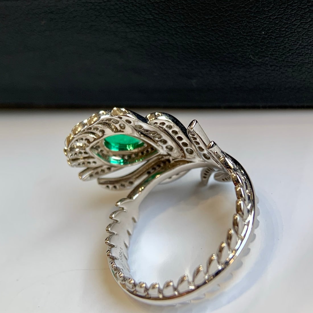 14k Gold 0.87 Ctw Vivid Green Natural Emerald & Diamond Ring - 5