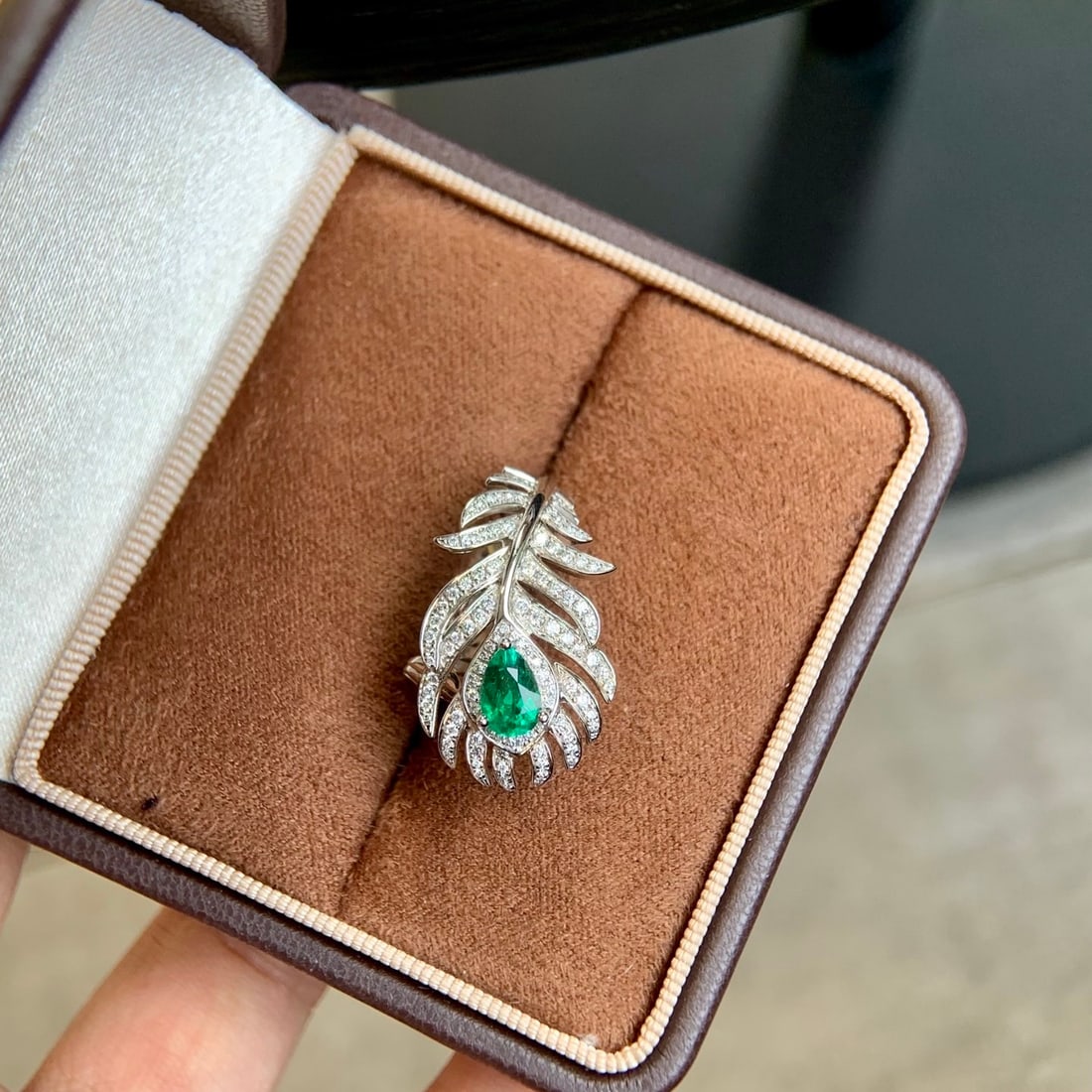 14k Gold 0.87 Ctw Vivid Green Natural Emerald & Diamond Ring - 6