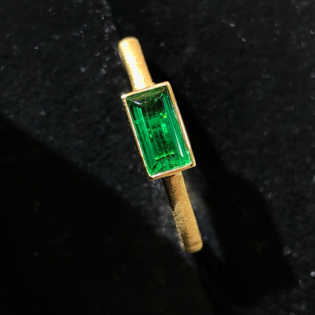 14k Gold 0.45 Ct Vivid Green Natural Emerald Ring - 2