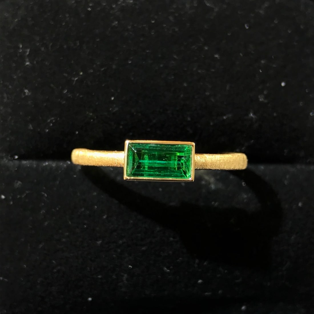 14k Gold 0.45 Ct Vivid Green Natural Emerald Ring - 5