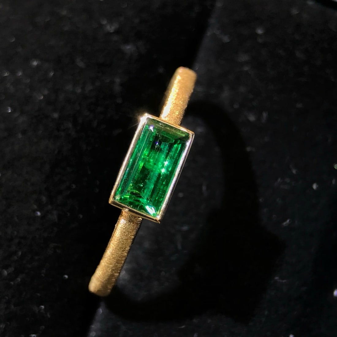 14k Gold 0.45 Ct Vivid Green Natural Emerald Ring - 6