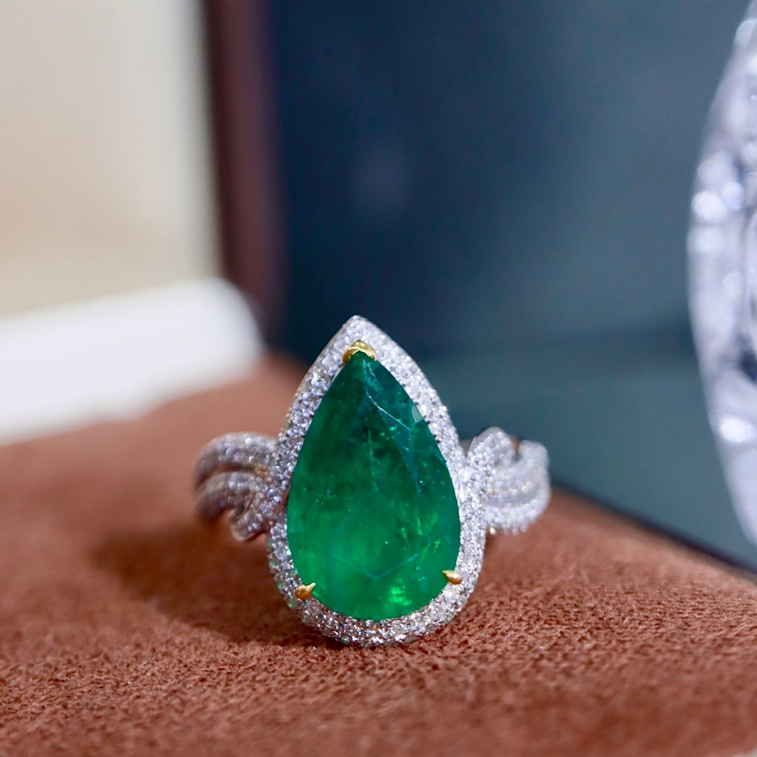 14k Gold 4.19 Ctw Vivid Green Natural Emerald & Diamond Ring: Ref:231116210 // gold content:14k gold // ring size:7. 25us // // main gemstone:emerald // shape:pear // carat weight:3. 75ct // color:vivid green // treatment:natural // // adjacent gemstone 2 :