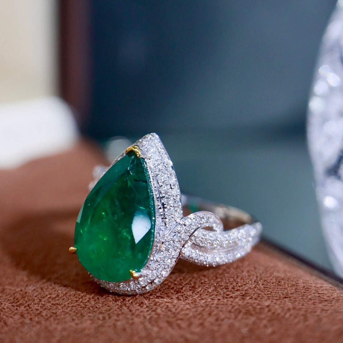 14k Gold 4.19 Ctw Vivid Green Natural Emerald & Diamond Ring - 3