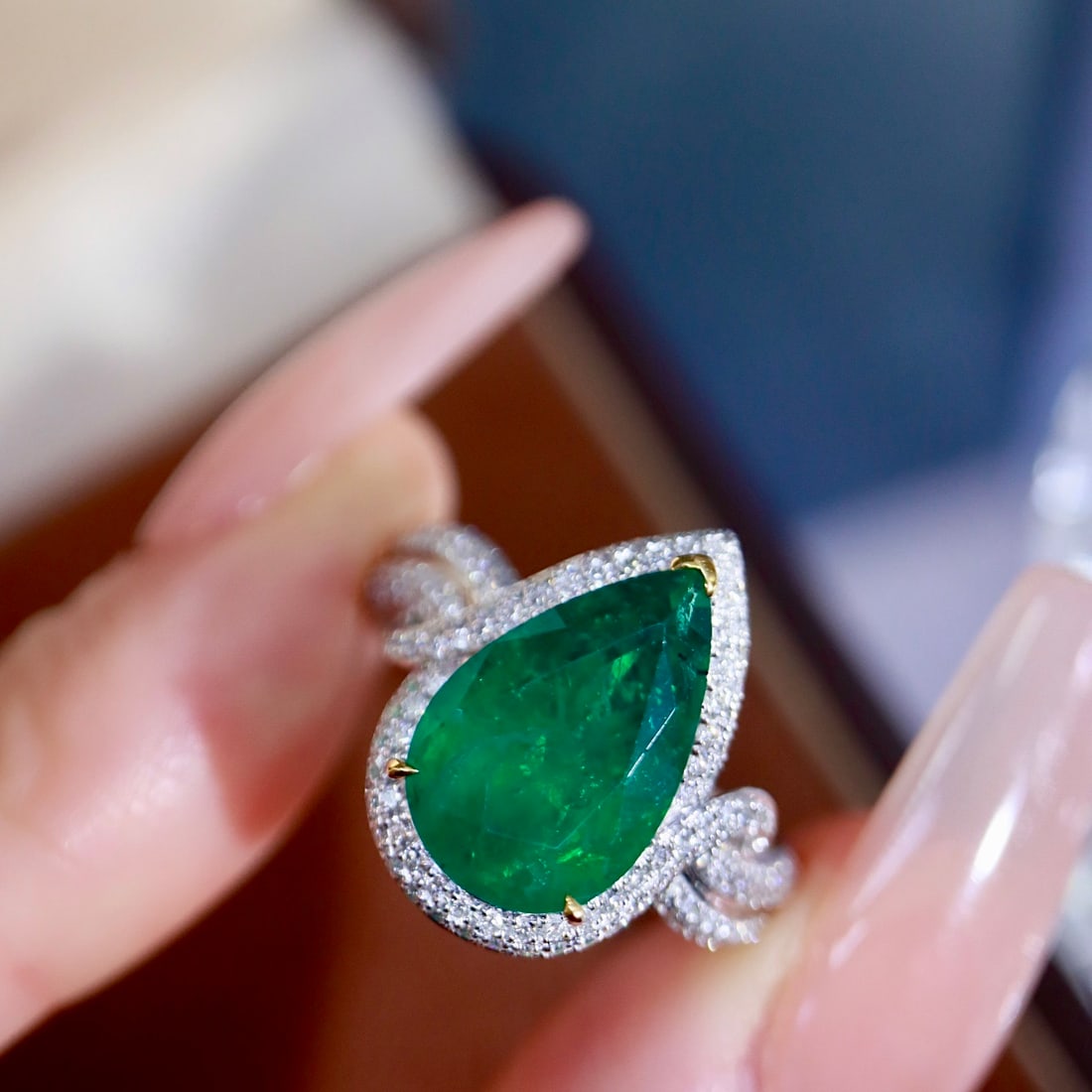 14k Gold 4.19 Ctw Vivid Green Natural Emerald & Diamond Ring - 5