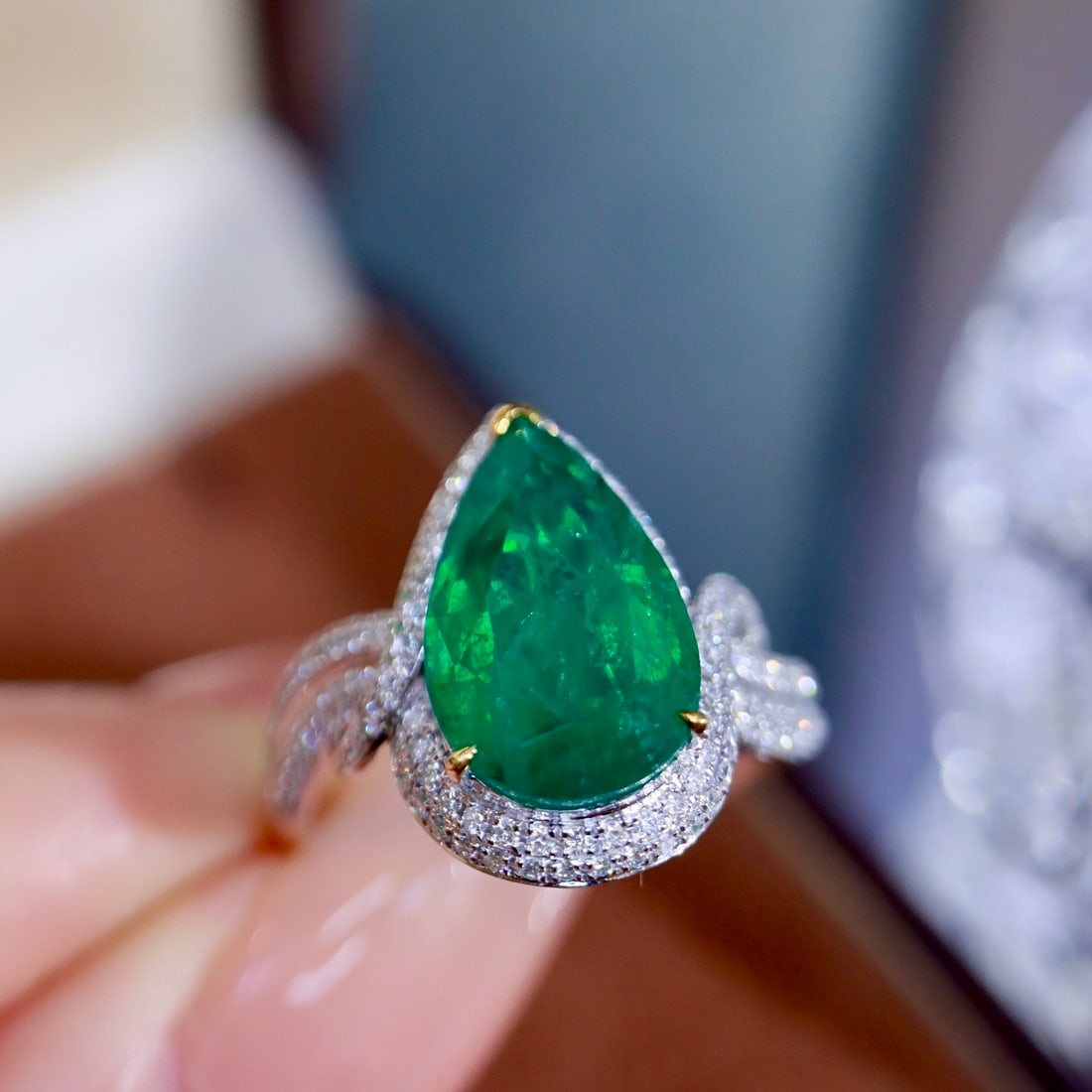 14k Gold 4.19 Ctw Vivid Green Natural Emerald & Diamond Ring - 8