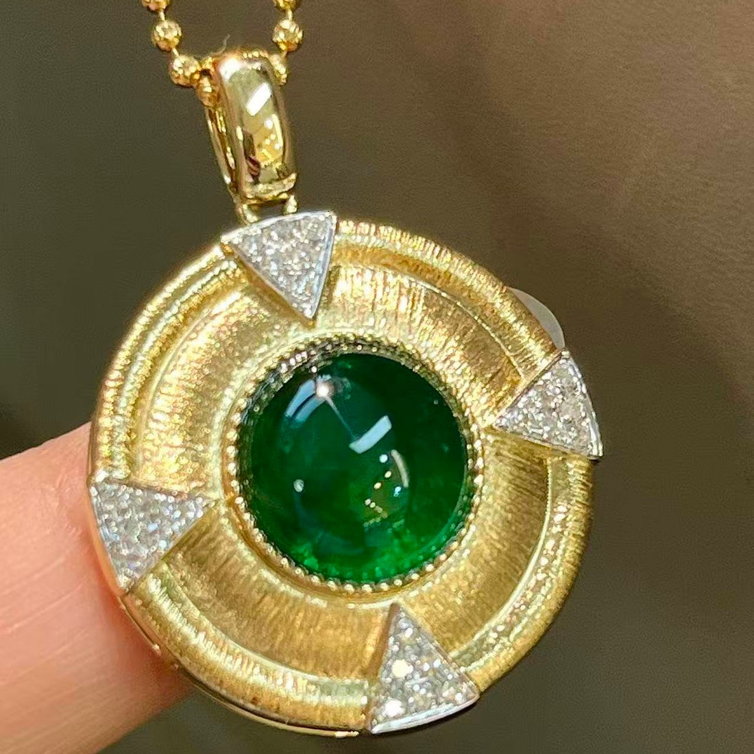 14k Gold 5.29 Ctw Vivid Green Natural Emerald & Diamond Pendant( Without Chain ): Ref:231116289 // gold content:14k gold // main gemstone:emerald // shape:round // carat weight:5. 09ct // color:vivid green // treatment:natural // cut grade:g // // adjacent gemstone 2 : diamond